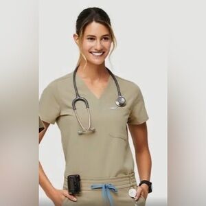 MUST GO BY 6/30 FIGS Slim Catarina One Pocket Scrub Top